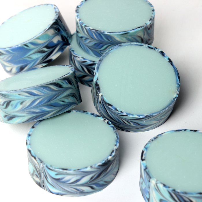 Blue Rimmed Cold Process Soap DIY // Learn how to create soap with a patterned outer rim! 