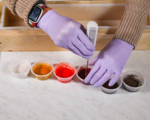 Mixing colorants in oil